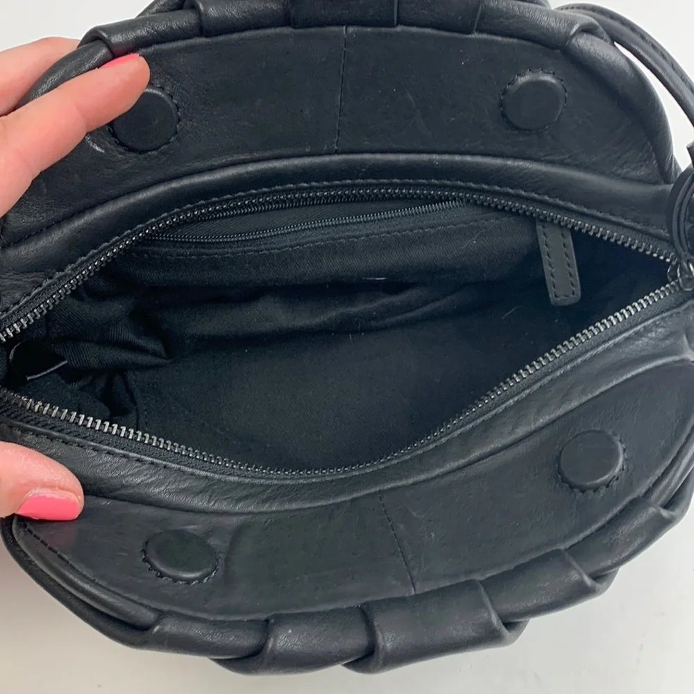 Vintage Leather Shoulder Crossbody bag Black Lined Pockets Zip Magnetic closure